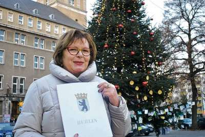 Magrit Knapp vor dem Weihnachtsbaum auf dem Breslauer Platz, Foto (c) Ralf Liptau, Berliner Woche